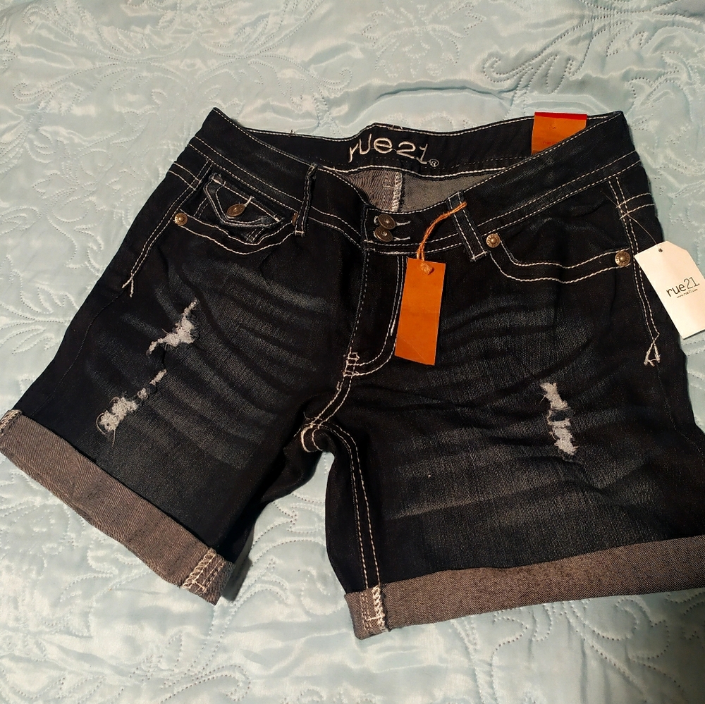 Ripped Bermuda shorts